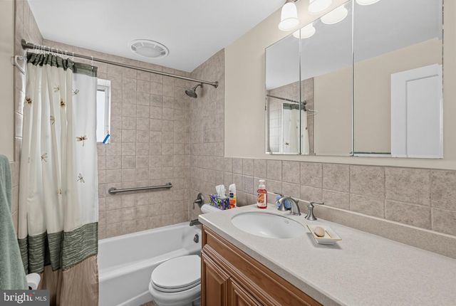 527 OVERLOOK RD, Philadelphia, PA 19128