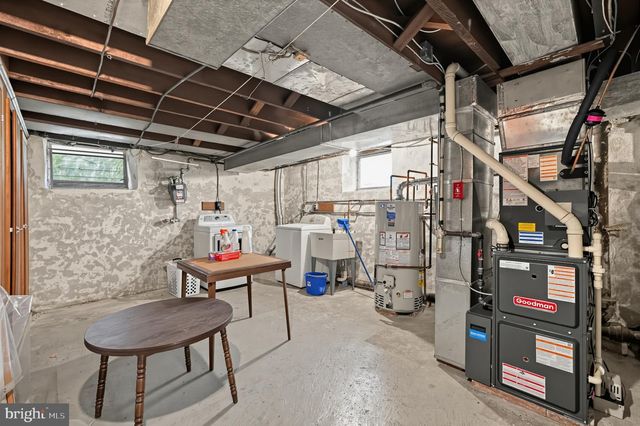 527 OVERLOOK RD, Philadelphia, PA 19128