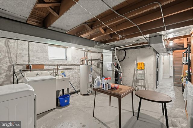 527 OVERLOOK RD, Philadelphia, PA 19128