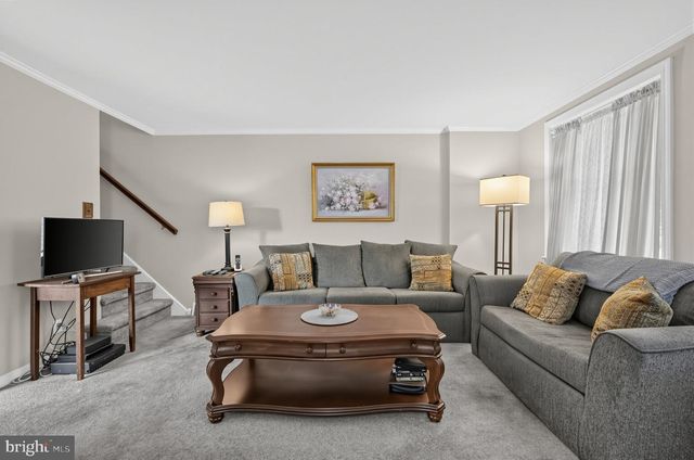 527 OVERLOOK RD, Philadelphia, PA 19128