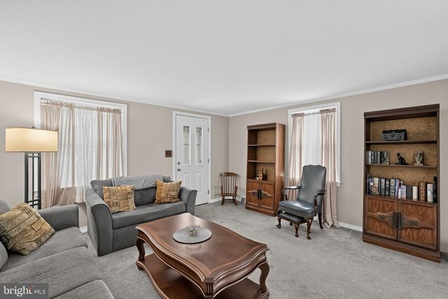 527 OVERLOOK RD, Philadelphia, PA 19128