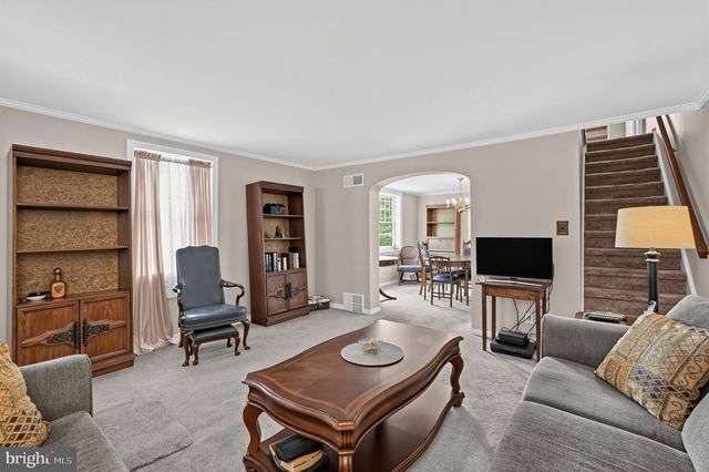 527 OVERLOOK RD, Philadelphia, PA 19128