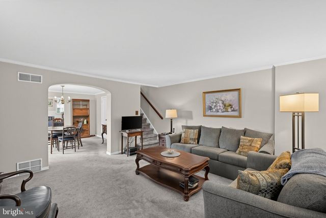 527 OVERLOOK RD, Philadelphia, PA 19128