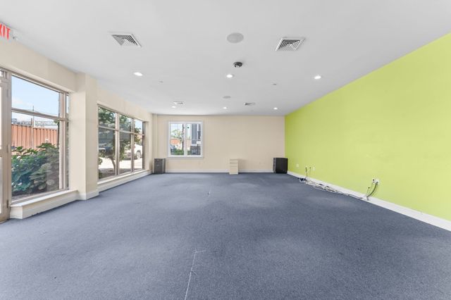 637 E 1st St, Boston, MA 02127