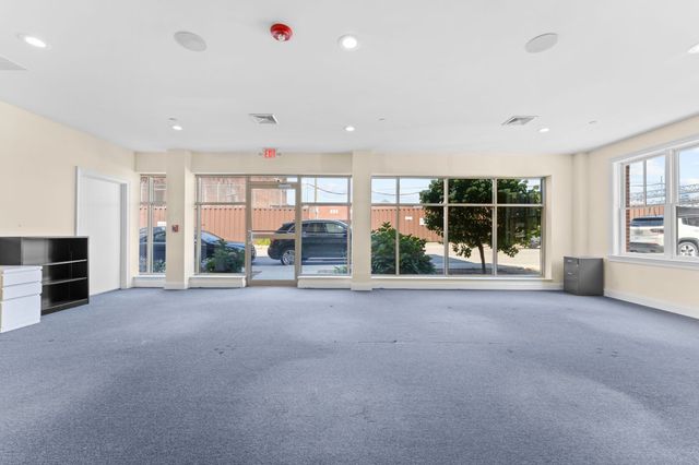 637 E 1st St, Boston, MA 02127