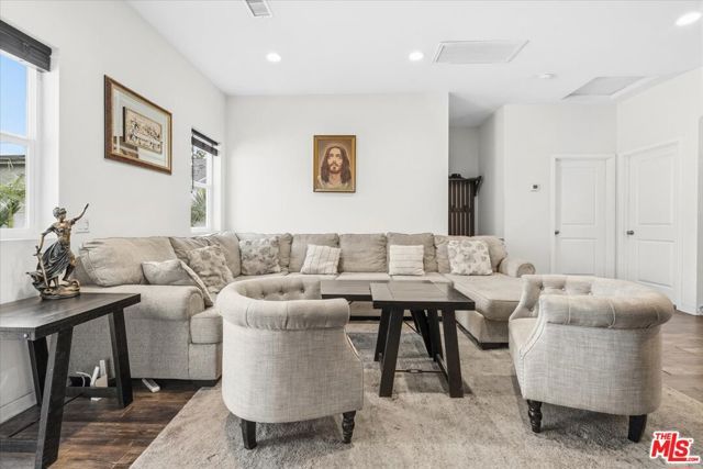 12013 Neenach Street, Sun Valley (los Angeles), CA 91352