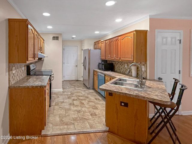 9804 Spring Pointe Ct, Louisville, KY 40229