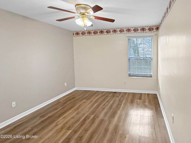 9804 Spring Pointe Ct, Louisville, KY 40229