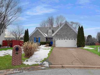 9804 Spring Pointe Ct, Louisville, KY 40229