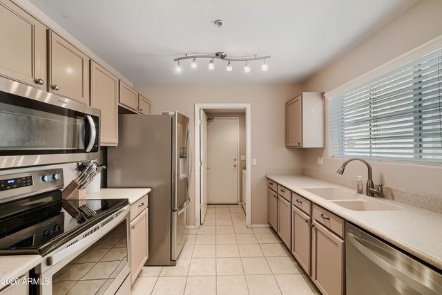 1633 E LAKESIDE Drive 120, Gilbert, AZ 85234
