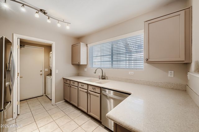 1633 E LAKESIDE Drive 120, Gilbert, AZ 85234