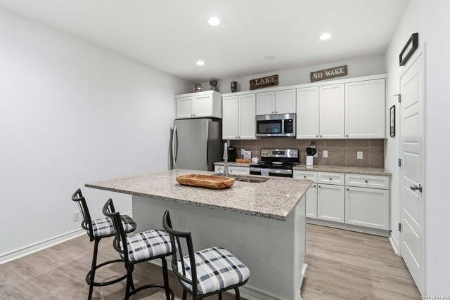 2061 Robin Hood, Canyon Lake, TX 78133