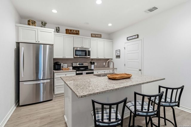 2061 Robin Hood, Canyon Lake, TX 78133