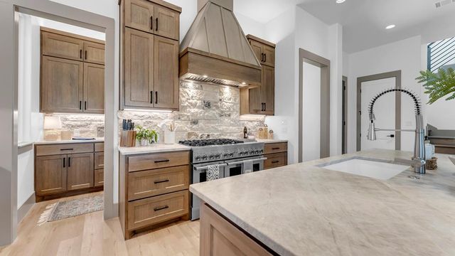 208 E Lakeshore DR, Sunrise Beach, TX 78643