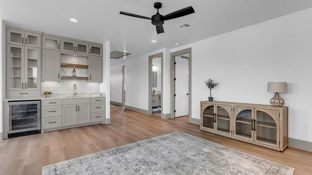 208 E Lakeshore DR, Sunrise Beach, TX 78643