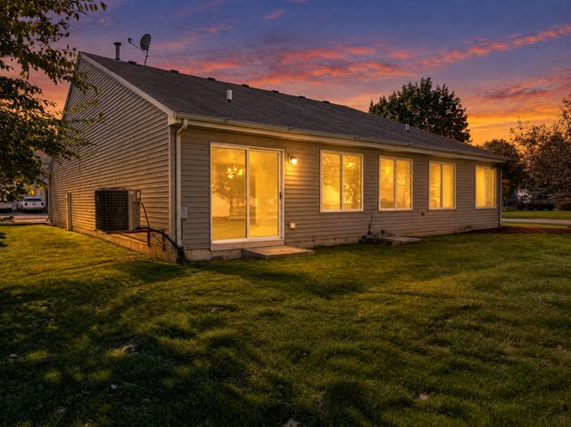 756 Glen Cove Lane, Pingree Grove, IL 60140