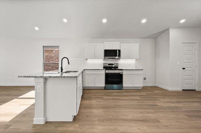 2403 Aberdeen Avenue, Wolfforth, TX 79382