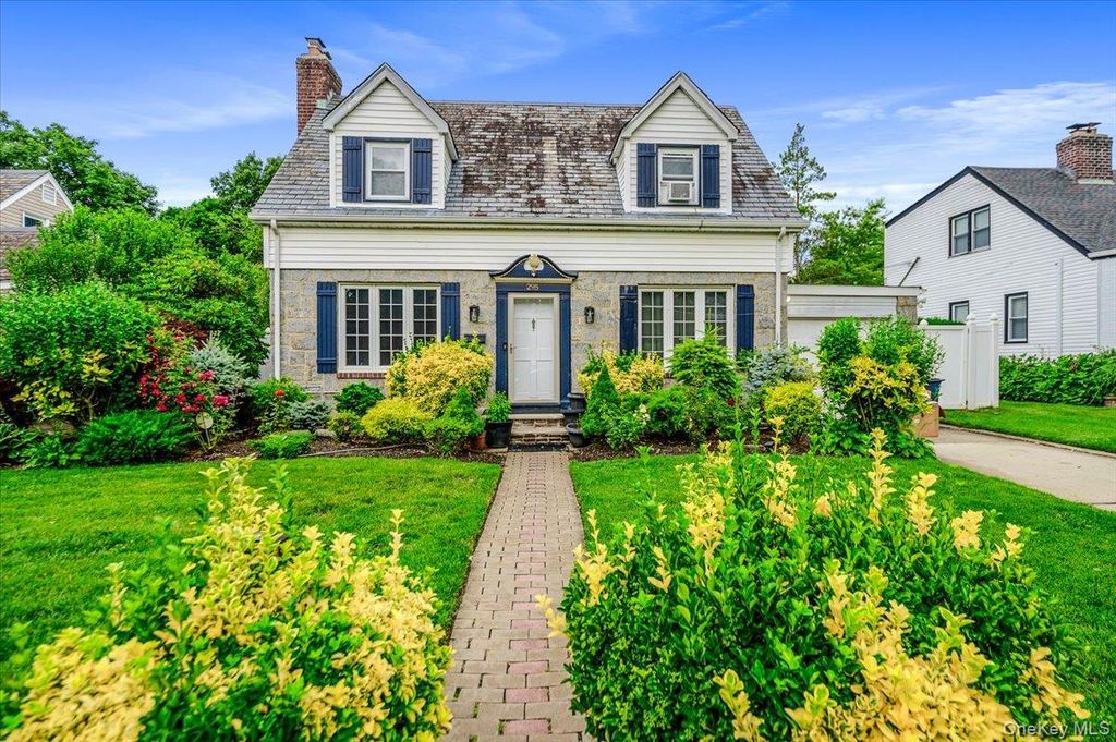 295 Maryland Avenue, Freeport, NY 11520
