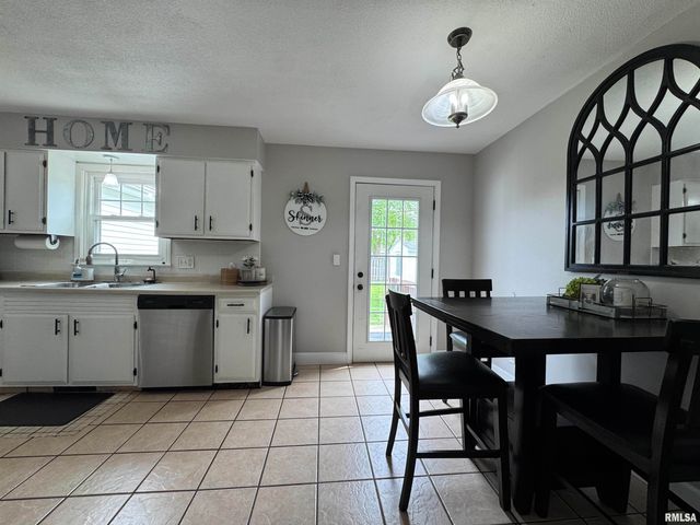 1804 DEERFIELD Road, Chatham, IL 62629