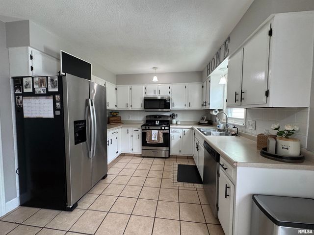 1804 DEERFIELD Road, Chatham, IL 62629