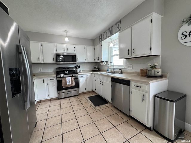 1804 DEERFIELD Road, Chatham, IL 62629