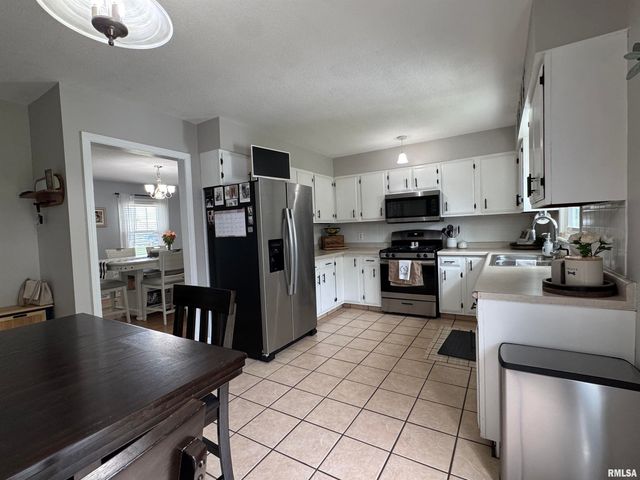 1804 DEERFIELD Road, Chatham, IL 62629