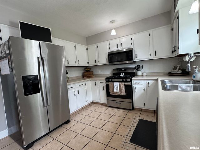 1804 DEERFIELD Road, Chatham, IL 62629
