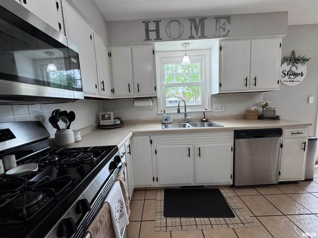 1804 DEERFIELD Road, Chatham, IL 62629