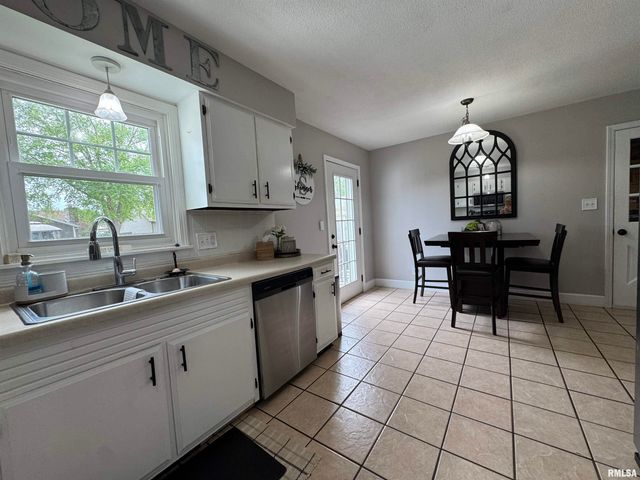 1804 DEERFIELD Road, Chatham, IL 62629