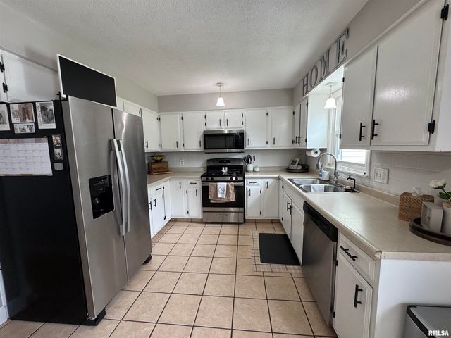 1804 DEERFIELD Road, Chatham, IL 62629