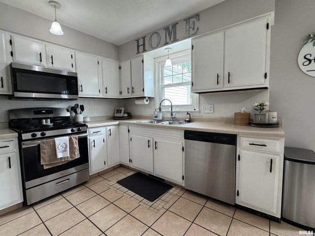1804 DEERFIELD Road, Chatham, IL 62629