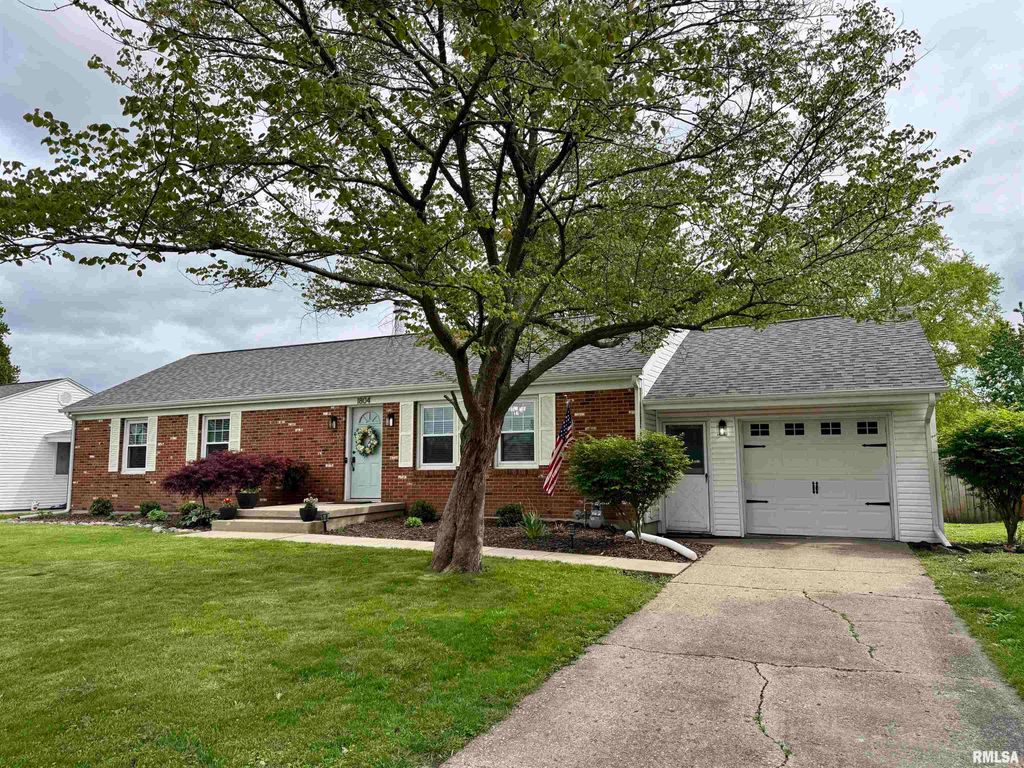 1804 DEERFIELD Road, Chatham, IL 62629