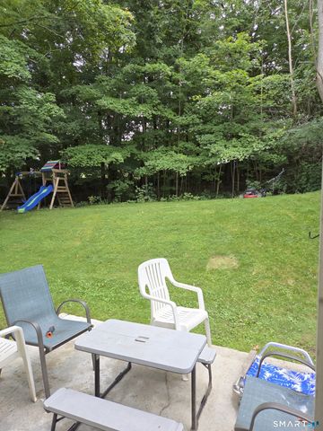 17 East Lake Place, Middletown, CT 06457