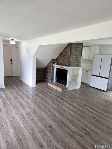 17 East Lake Place, Middletown, CT 06457