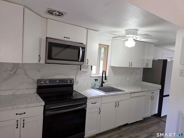 17 East Lake Place, Middletown, CT 06457
