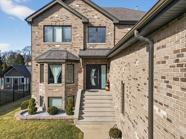 10020 S 80TH Court, Palos Hills, IL 60465