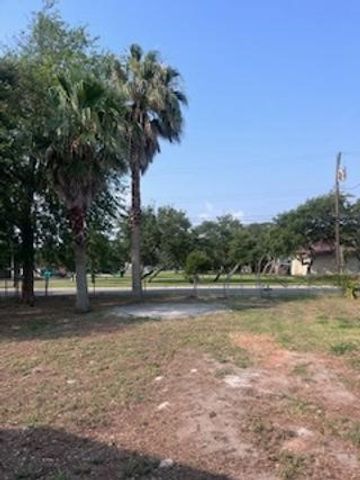 1358 Oak Park Dr, Aransas Pass, TX 78336