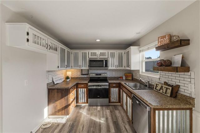 316 Creekside Court, Gardner, KS 66030