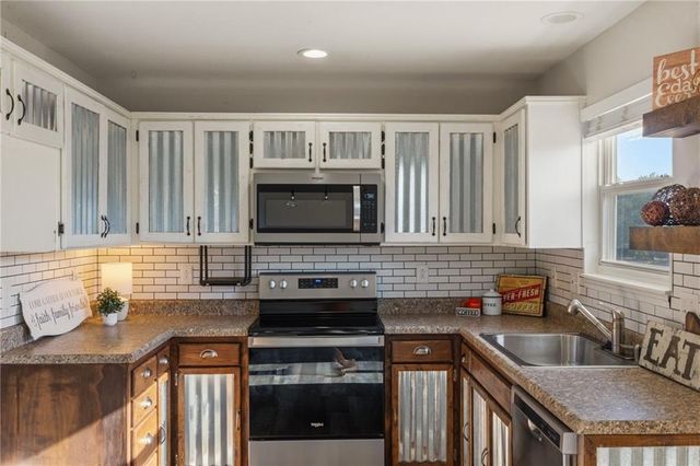 316 Creekside Court, Gardner, KS 66030