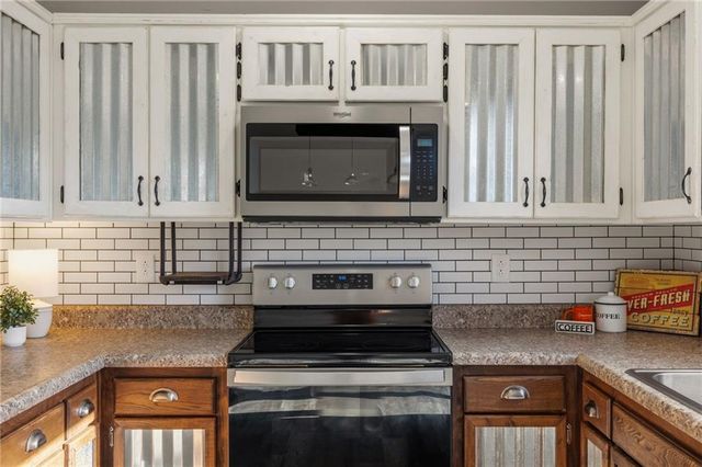 316 Creekside Court, Gardner, KS 66030