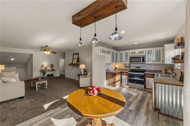 316 Creekside Court, Gardner, KS 66030