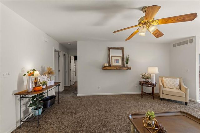 316 Creekside Court, Gardner, KS 66030