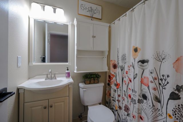222 N Hutchinson Rd, Spokane Valley, WA 99212