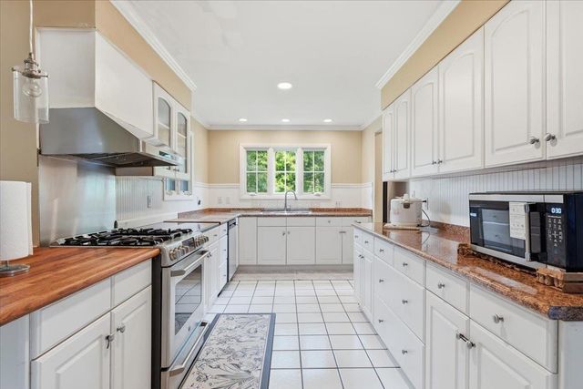 22 Redwood Terrace, Essex Junction, VT 05452