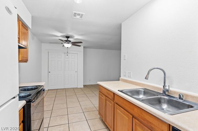 833 Hedge Way 6, Las Vegas, NV 89110