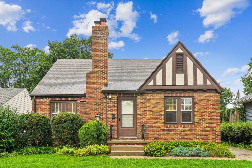 2500 Kenway Drive, Des Moines, IA 50310