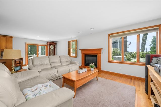 73 Westmoreland Dr, Falmouth, MA 02540