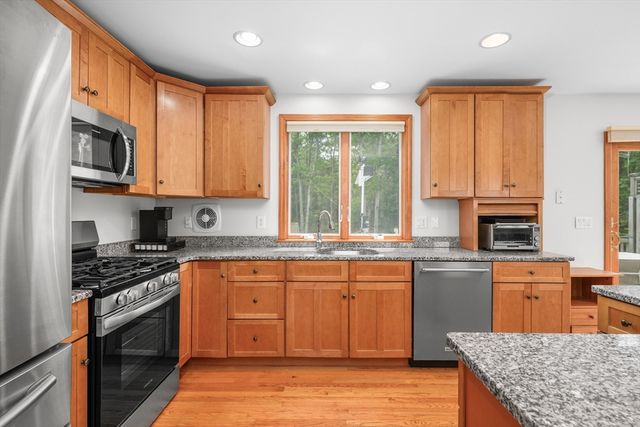 73 Westmoreland Dr, Falmouth, MA 02540