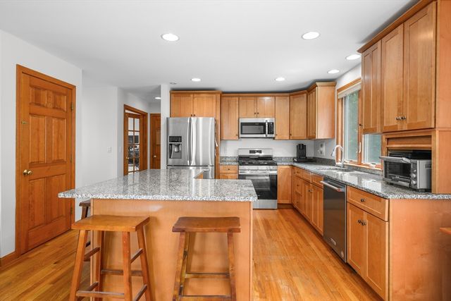 73 Westmoreland Dr, Falmouth, MA 02540