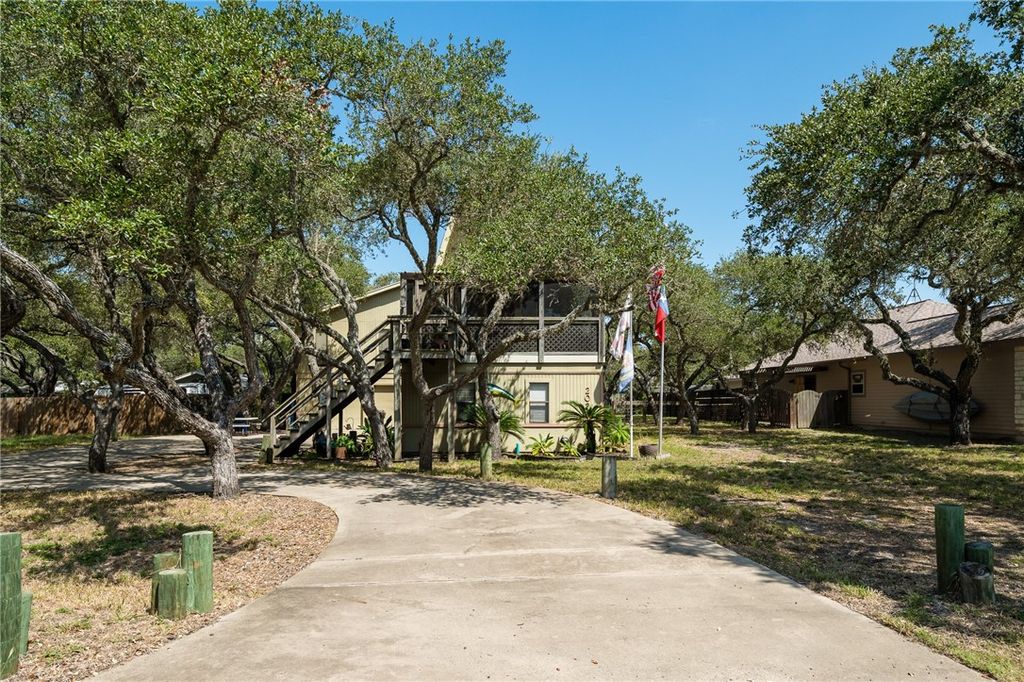 203 Timber Lane Loop, Rockport, TX 78382